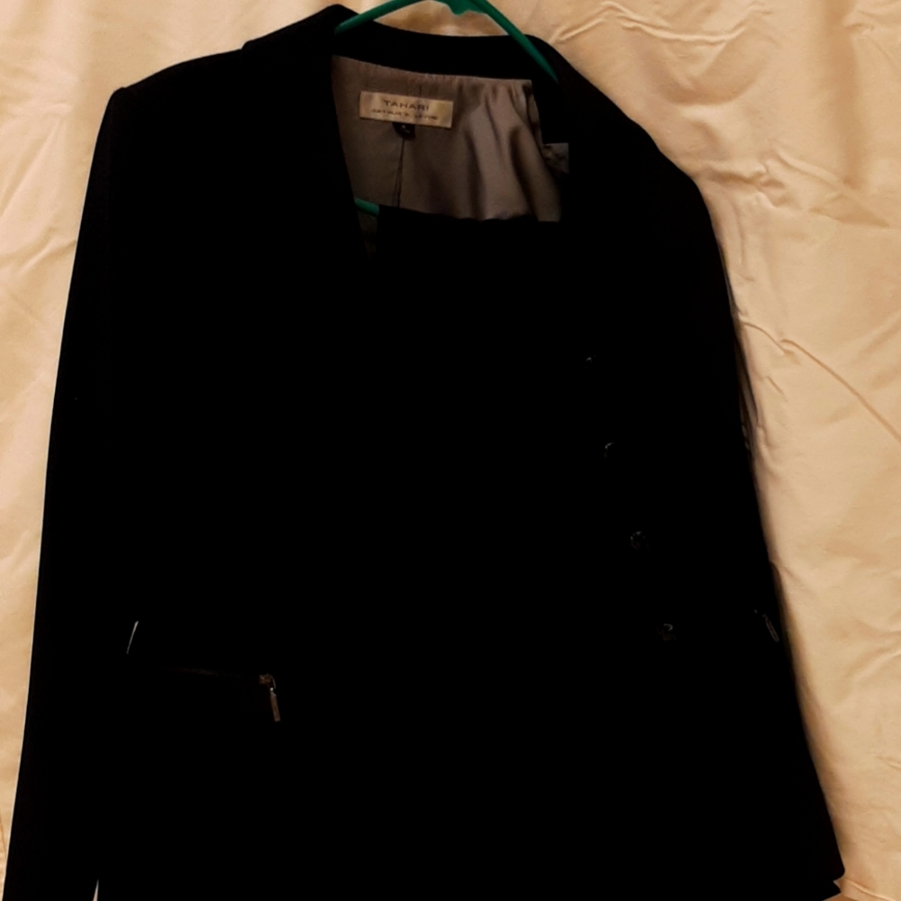 Tahari Arthur S Levine pantsuit black size 6